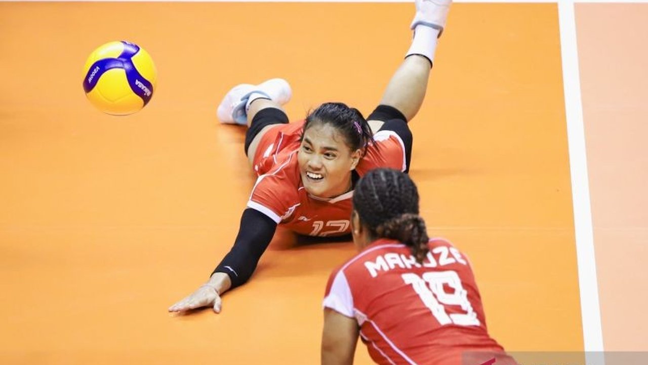 Pelatih Timnas Voli Putri U-21, Marcos Sugiyama, beberkan alasan di balik keputusan tetap memainkan Junaida Santi meski cedera meniskus. Mengapa risiko ini diambil?