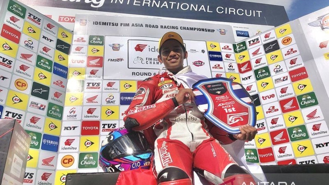 Pembalap muda Indonesia, Veda Pratama, berhasil meraih posisi kedua di Race 1 Red Bull Rookies Cup 2025 di Spielberg. Simak detail balapan sengitnya!