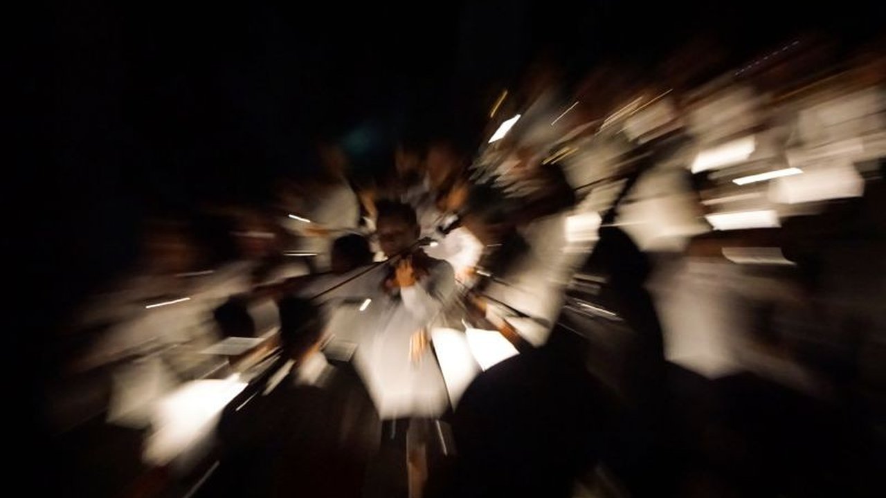 Malam Renungan Suci di Ibu Kota Nusantara (IKN) diwarnai alunan musik orkestra legendaris. Simak bagaimana Twilite Orchestra menciptakan suasana khidmat di tengah alam IKN.