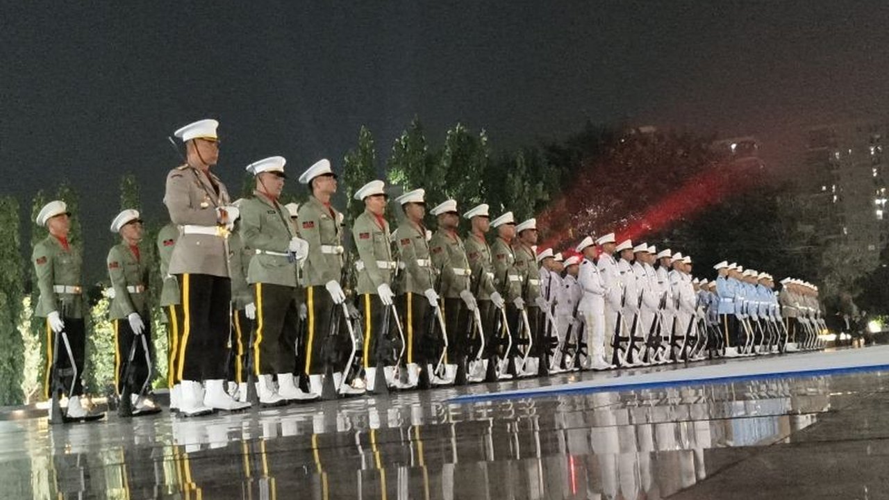 Presiden Prabowo Subianto dan Presiden Jokowi memiliki gaya berbeda dalam tradisi Renungan Suci HUT Kemerdekaan RI. Bagaimana perbedaannya dan apa maknanya?