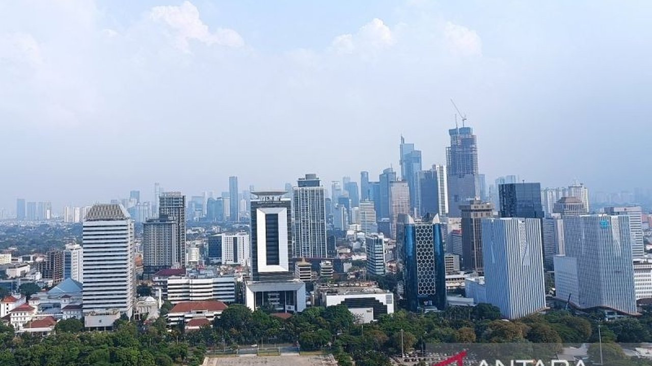 BMKG memprakirakan cuaca Jakarta cerah hingga berawan tebal pada peringatan HUT Ke-80 RI, Minggu. Simak detail suhu dan angin yang akan menyertai perayaan akbar ini!