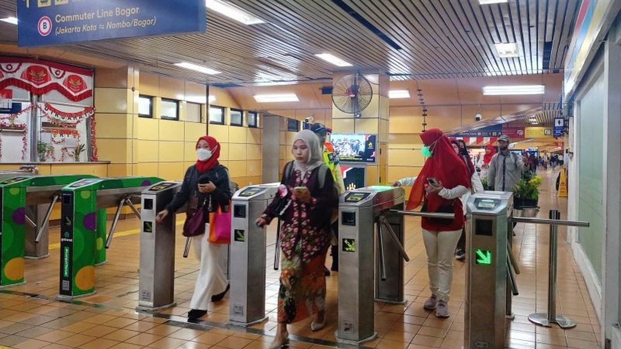 Perayaan HUT Ke-80 RI semakin semarak dengan kehadiran penumpang berkebaya encim di KRL, menunjukkan kecintaan pada budaya dan semangat kemerdekaan. Simak detailnya!