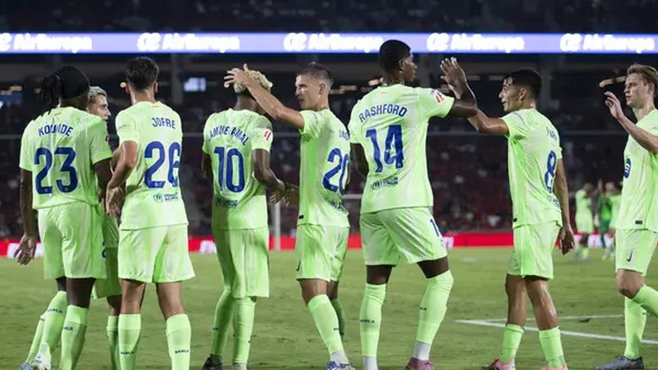 Pemain Barcelona merayakan gol yang dicetak Lamine Yamal ke gawang Mallorca di Staion Son Moix, Minggu (17/8/2025) dini hari WIB. Barcelona menang 3-0 dalam laga jornada pertama La Liga 2025/