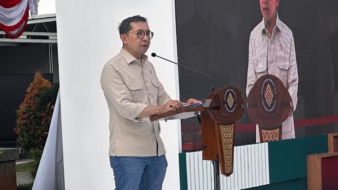 Pameran temporer di Jakarta mengungkap peran Henk Ngantung, seniman dan mantan Gubernur DKI, dalam merekam sejarah serta diplomasi bangsa melalui karya-karyanya yang ikonik.
