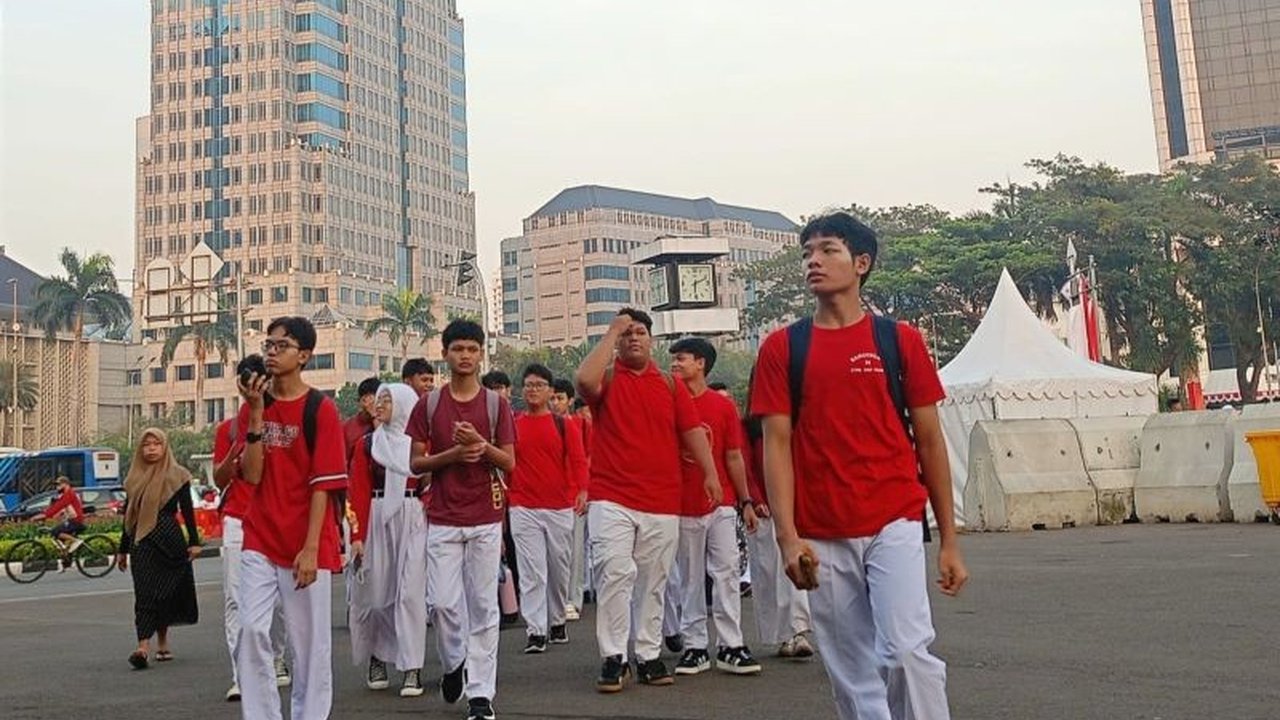 Suasana perayaan HUT RI ke-80 di KRL Commuter Line begitu semarak. Penumpang berbondong-bondong memadati gerbong dengan atribut Merah Putih, KRL Meriahkan HUT RI dengan semangat nasionalisme.