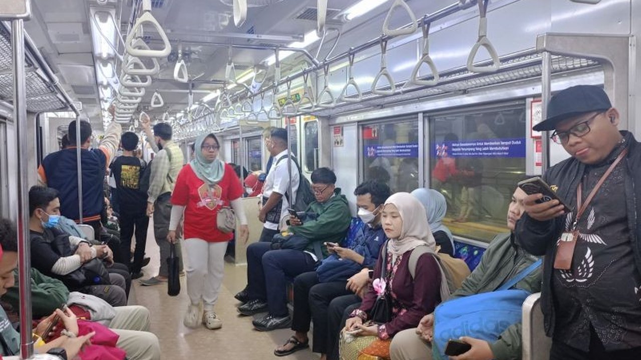 Antusiasme warga membanjiri stasiun KRL demi memanfaatkan tarif KRL Rp80, merayakan HUT RI ke-80 di Monas dan menciptakan momen kebersamaan.