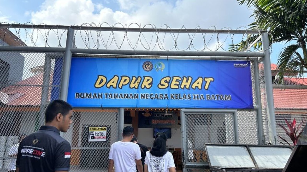 Peringatan HUT ke-80 RI membawa kabar gembira. Sebanyak 35 warga binaan Rutan Batam langsung bebas berkat Remisi HUT RI dan dasawarsa. Simak detailnya!