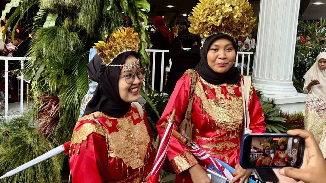 Ribuan warga dari berbagai daerah memadati Istana Merdeka untuk mengikuti Upacara HUT RI ke-80. Antusiasme tinggi terlihat dari pakaian adat hingga suvenir menarik yang mereka dapatkan. Bagaimana suasana di sana?