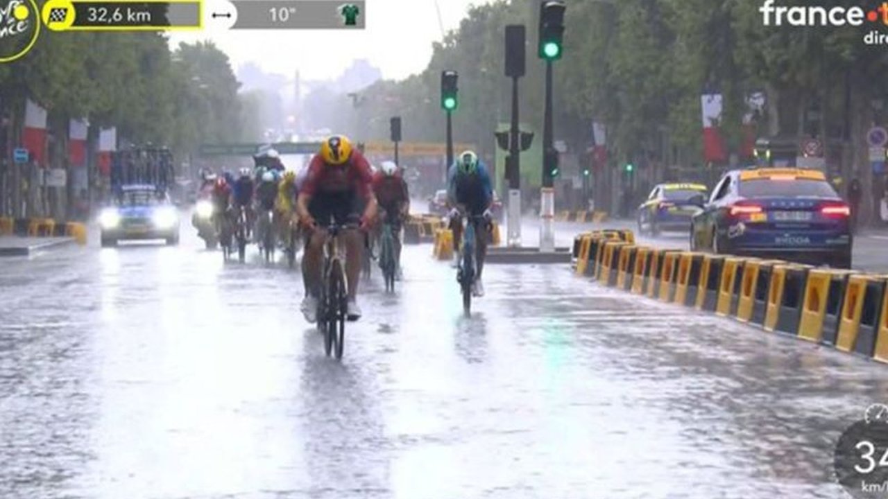 Etape Terakhir Tour de France 2025 dinetralkan karena hujan lebat di Montmartre, Paris. Bagaimana keputusan ini memengaruhi Tadej Pogacar yang sudah di ambang juara?