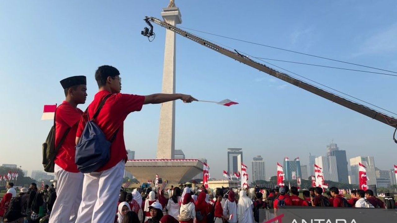 Ribuan warga antusias memadati Monas untuk menyaksikan Kirab Bendera Merah Putih, menandai dimulainya rangkaian perayaan HUT Ke-80 Kemerdekaan RI.