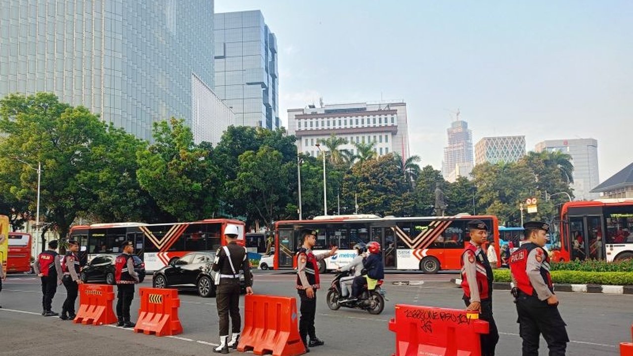 Kawasan Patung Kuda Jakarta Pusat dipadati warga yang antusias merayakan HUT ke-80 RI. Polisi bersiaga penuh mengamankan arus lalu lintas dan mobilitas masyarakat.