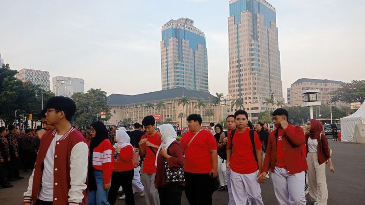 Ribuan warga tumpah ruah di kawasan Patung Kuda Jakarta untuk merayakan HUT ke-80 RI. Simak bagaimana antusiasme mereka menyambut hari bersejarah ini!