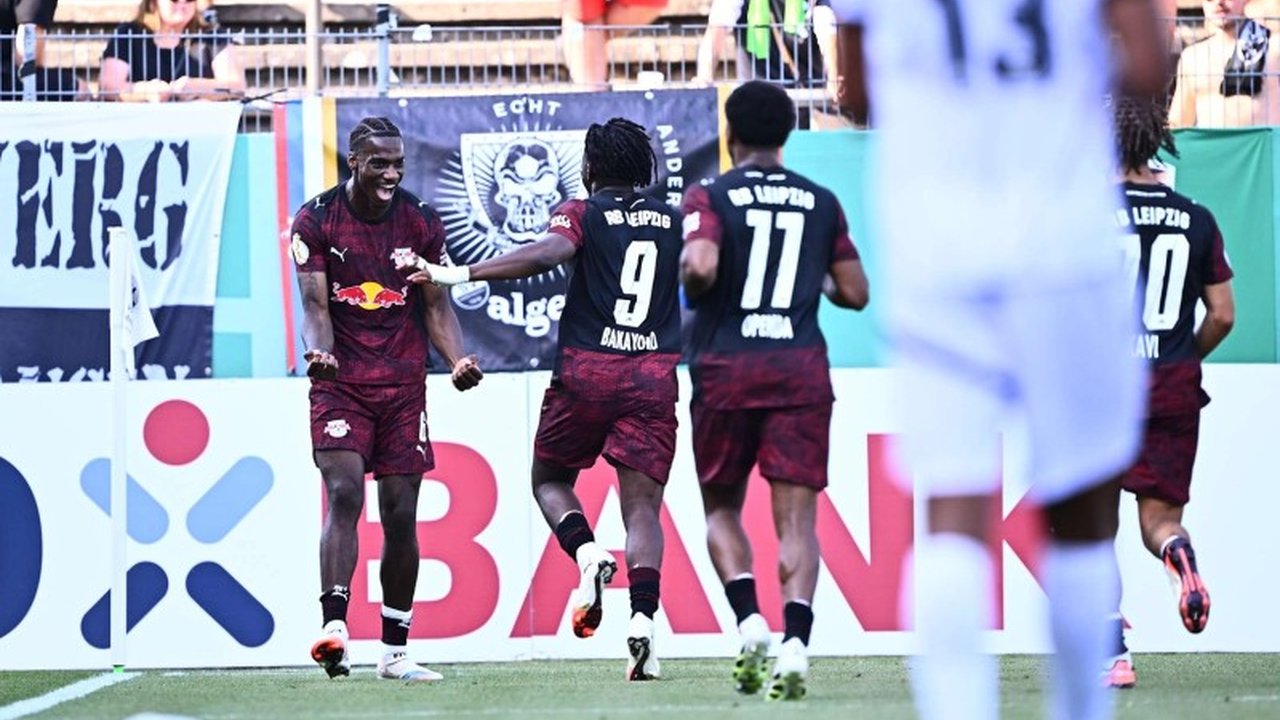 Dua raksasa Bundesliga, RB Leipzig dan Bayer Leverkusen, berhasil mengamankan tempat di putaran kedua Piala Jerman setelah tampil dominan. Siapa saja yang menyusul?