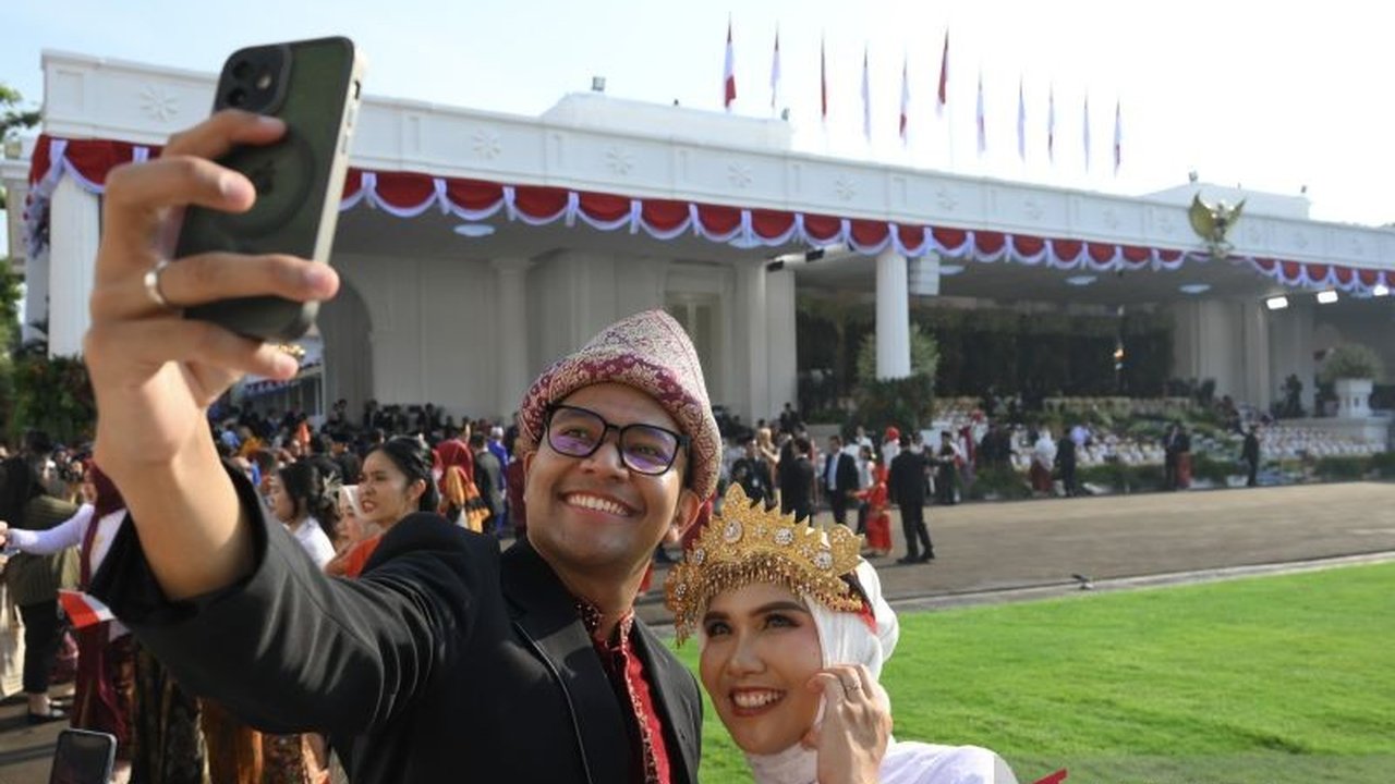 Upacara Kemerdekaan Istana Merdeka tahun ini menjadi sorotan dengan kehadiran Presiden SBY dan Jokowi, sementara Megawati berhalangan. Simak detail momen penting ini.