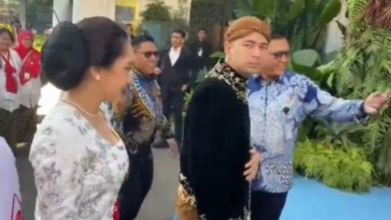 Utusan Khusus Presiden Raffi Ahmad bersama Nagita Slavina tampil serasi dengan busana adat Jawa di peringatan HUT ke-80 RI. Apa makna di balik pilihan busana mereka?