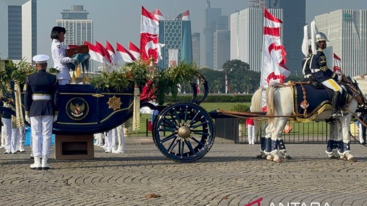 Rombongan kirab bendera Merah Putih dan Teks Proklamasi telah bergerak dari Monas menuju Istana Merdeka, menandai dimulainya rangkaian peringatan HUT Ke-80 RI yang penuh makna.