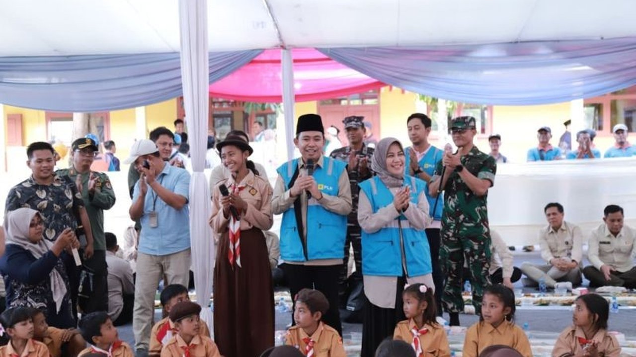 Momen bersejarah terjadi di Dusun Bandealit, Jember. Setelah puluhan tahun tanpa penerangan, kini 350 KK menikmati listrik perdana. Bagaimana perjuangan menghadirkan listrik Bandealit?