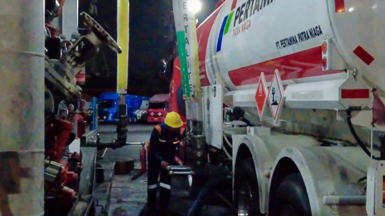 Distribusi BBM di Flores sempat terhambat cuaca ekstrem, Pertamina bergerak cepat percepat penyaluran. Langkah mitigasi ini penting demi kelancaran pasokan, terutama di Labuan Bajo.