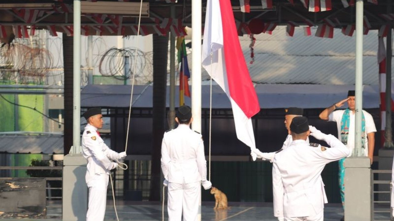 Satu momen tak terduga terjadi saat narapidana terorisme kibarkan Merah Putih pada HUT Ke-80 RI di Lapas Cipinang, menandai perubahan pandang dan semangat nasionalisme.