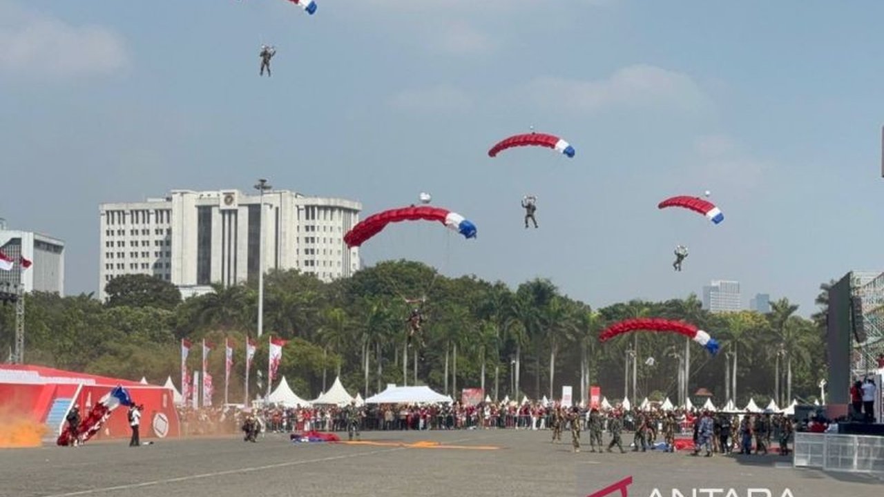 Masyarakat Jakarta membanjiri Monas untuk menyaksikan atraksi spektakuler penerjun payung dan helikopter, menandai Peringatan HUT ke-80 Kemerdekaan RI. Ada apa lagi di sana?