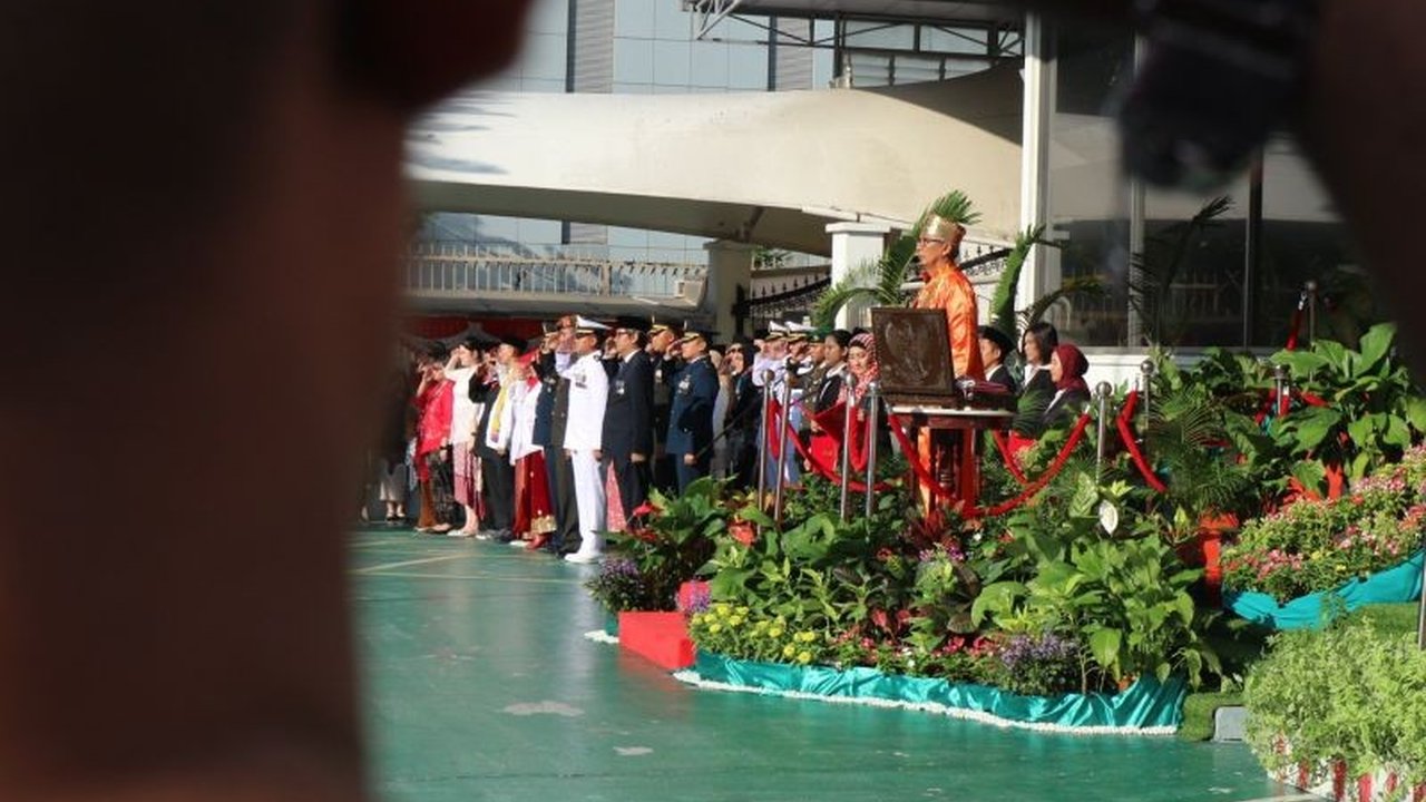 Upacara pengibaran Bendera Merah Putih di KBRI Kuala Lumpur berlangsung khidmat. Bersamaan dengan itu, KRI Bima Suci merapat di Penang membawa misi diplomasi.