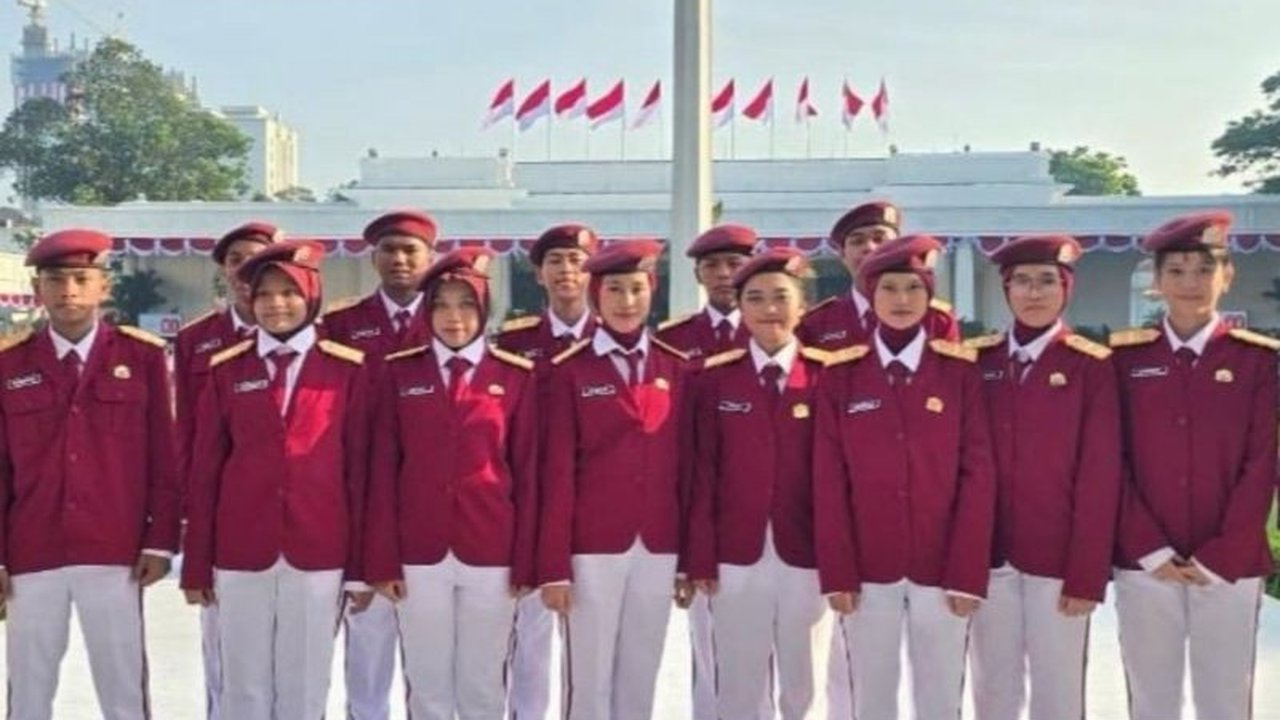 Paduan Suara Sekolah Rakyat yang inspiratif tampil memukau di Istana Negara, merayakan HUT ke-80 RI. Kisah haru dan semangat mereka wajib disimak!