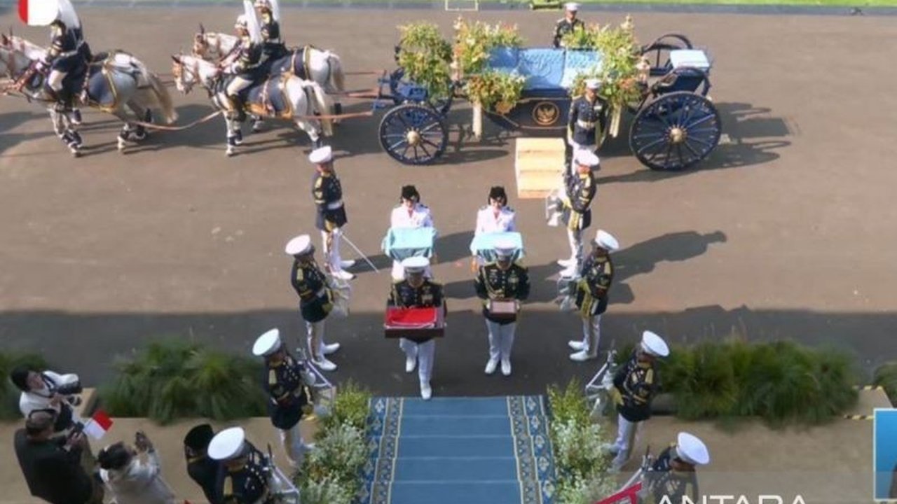 Peringatan HUT ke-80 RI semakin meriah! Kirab Bendera Merah Putih dan teks Proklamasi Kemerdekaan telah tiba di Istana Merdeka, menandai puncak perayaan kemerdekaan.