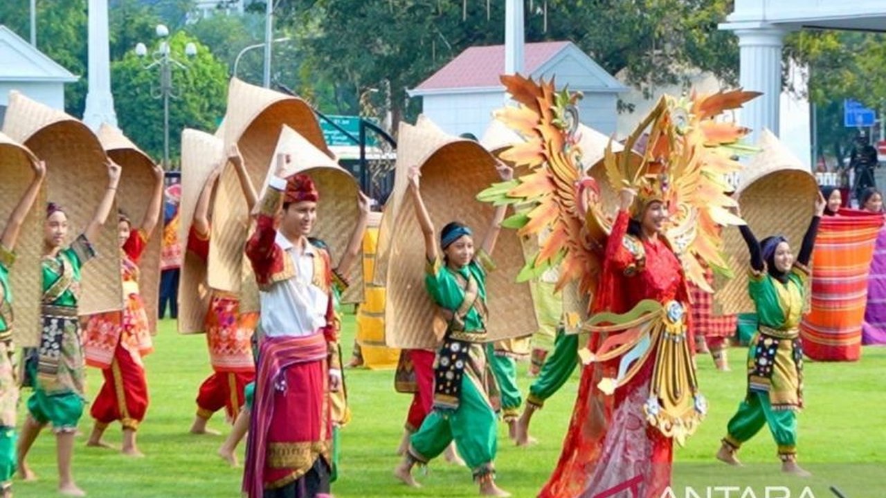 Tarian Tembolak Beak kolosal dari NTB dengan 218 penari siap memukau Istana Negara di HUT ke-80 RI. Intip persiapan dan makna di balik pertunjukan akbar ini!