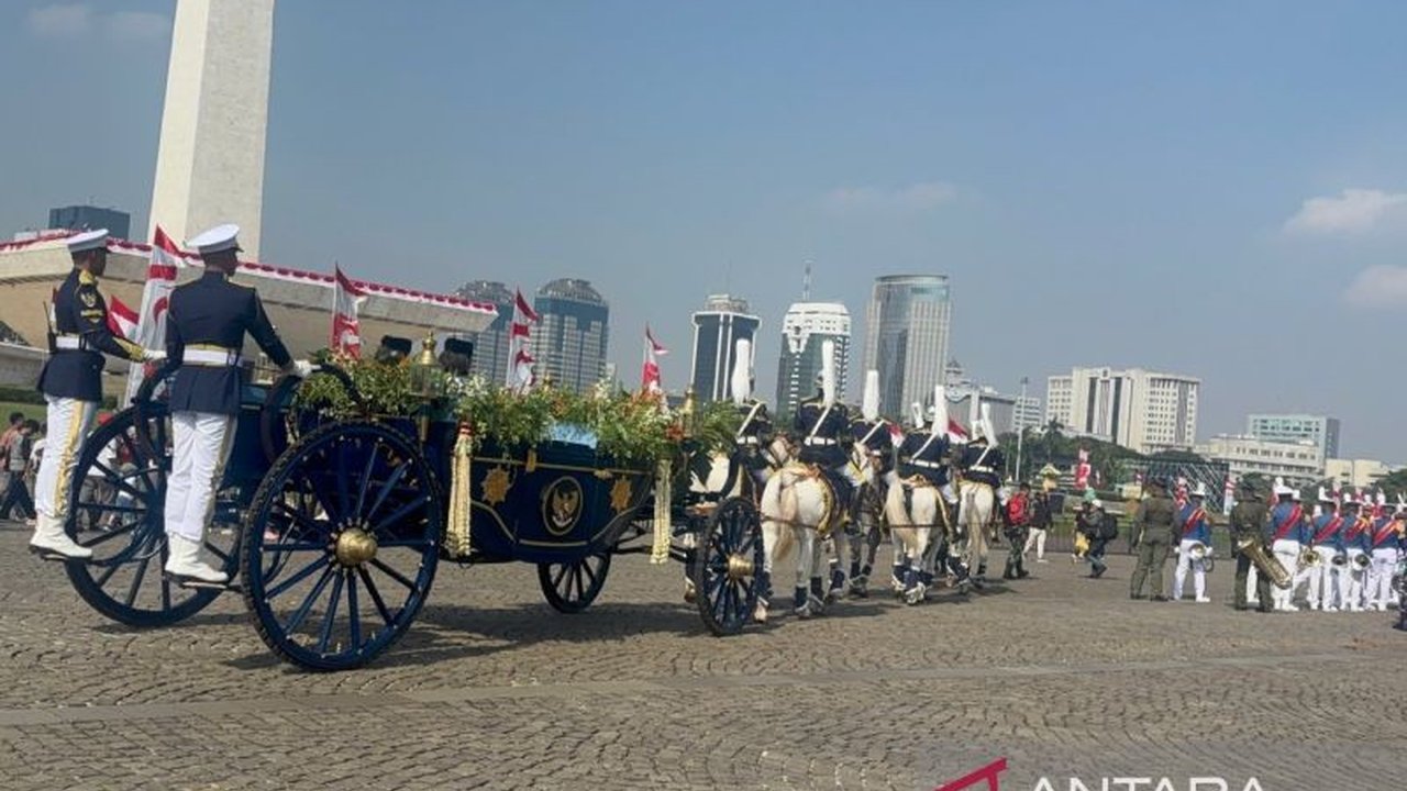 Rombongan Kirab Bendera HUT RI ke-80 tiba kembali di Monas setelah mengantarkan Bendera Merah Putih dan Teks Proklamasi ke Istana Merdeka. Simak kemeriahan prosesinya!