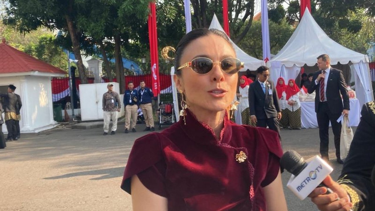 Nicholas Saputra dan Wulan Guritno kembali memeriahkan Upacara HUT RI di Istana ke-80, tampil menawan dengan busana adat modern yang mencuri perhatian publik.