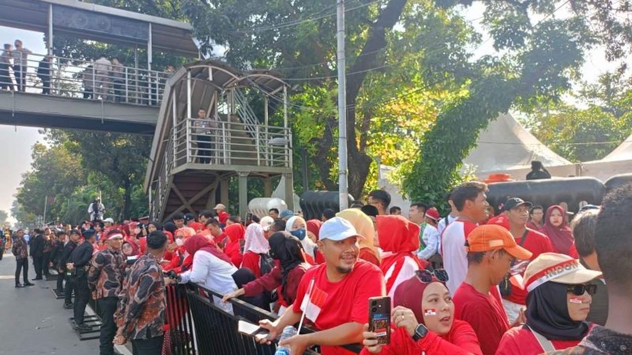 Warga Jakarta memadati Patung Kuda menyaksikan Kirab Merah Putih dan Teks Proklamasi dalam rangka HUT ke-80 RI, momen haru persatuan bangsa.
