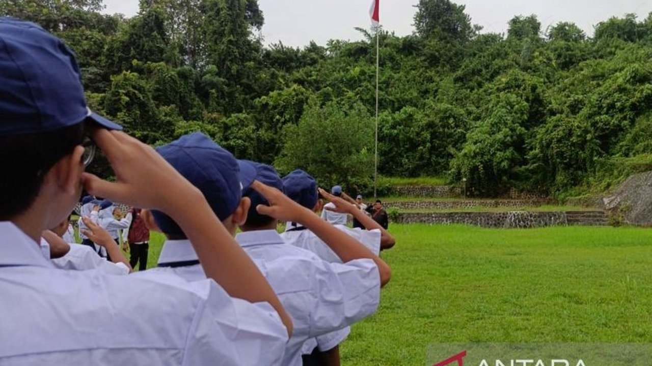 Sekolah Rakyat Samarinda memaknai HUT ke-80 Kemerdekaan RI sebagai momentum vital untuk memutus rantai kemiskinan melalui pendidikan. Simak semangat para siswa!