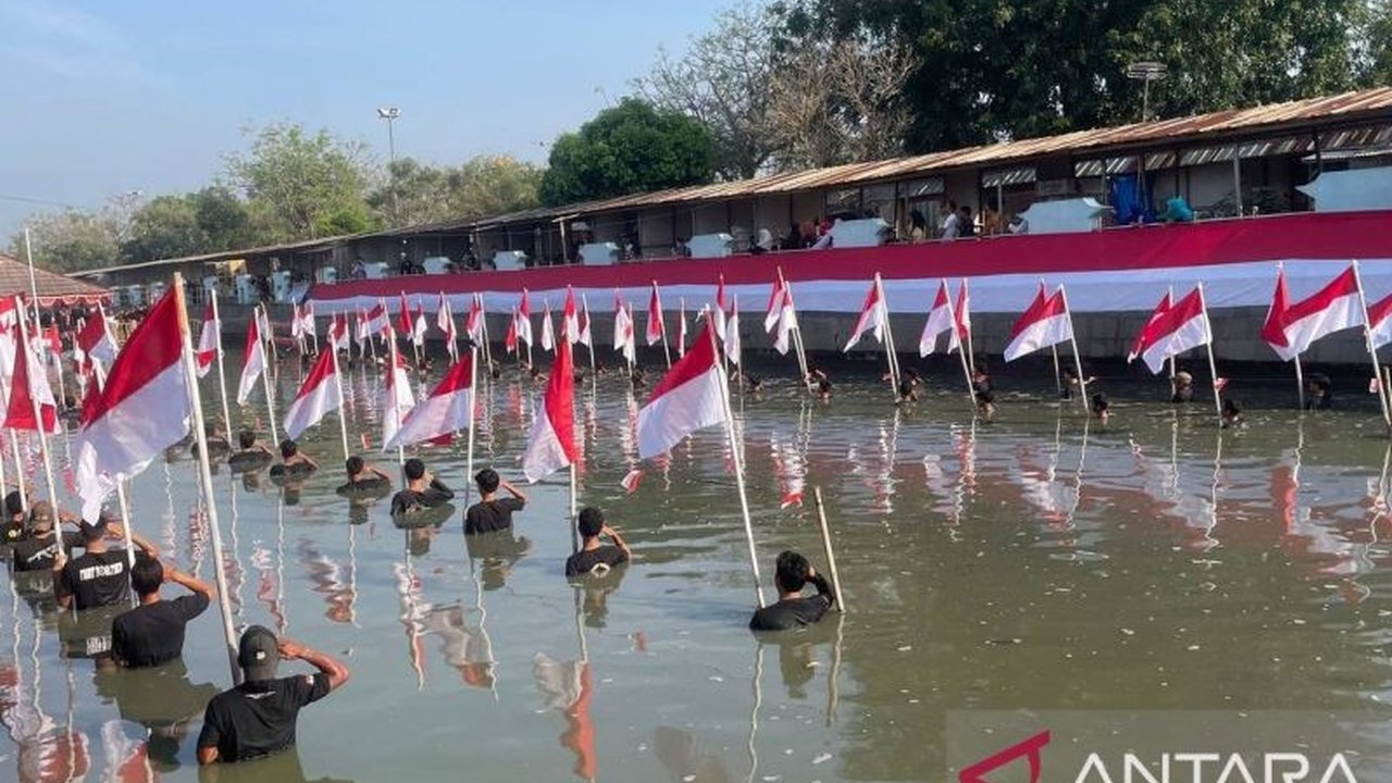 Puluhan pemuda di Serang menggelar pengibaran bendera unik di kanal Banten Lama. Aksi ini bertujuan untuk Promosi Wisata Banten Lama dan Kampung Wisata Sukadiri. Bagaimana detailnya?