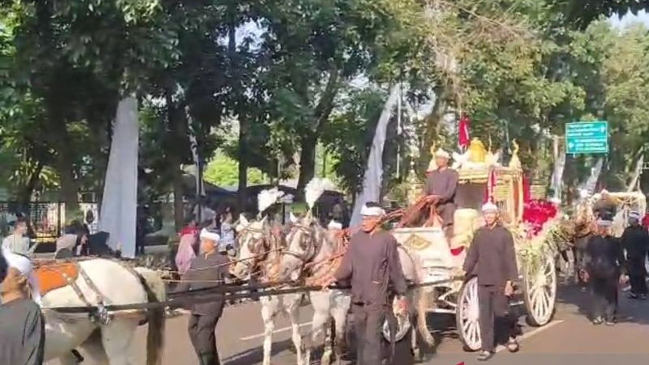 Dua Kereta Kencana HUT RI ke-80 di Bandung, termasuk yang pernah digunakan Istana Negara, sukses memukau warga. Simak detail kemeriahan kirab budaya ini!