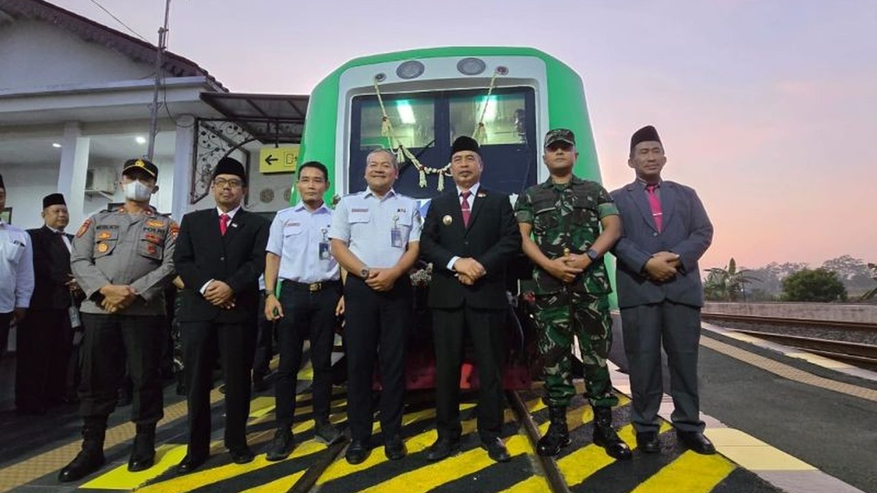Perpanjangan rute KA BIAS hingga Stasiun Caruban diresmikan Bupati Madiun, Hari Wuryanto. Simak jadwal dan tarif KA BIAS Caruban yang kini permudah akses ke Bandara Adi Soemarmo.
