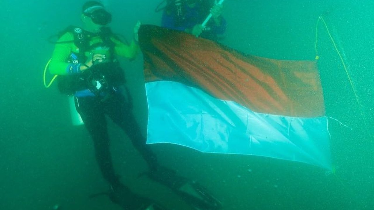 Rayakan HUT ke-80 RI, komunitas selam se-Sultra bersama TNI-Polri sukses menggelar Pengibaran Bendera Bawah Laut Sultra di Konsel, memukau dan penuh patriotisme.