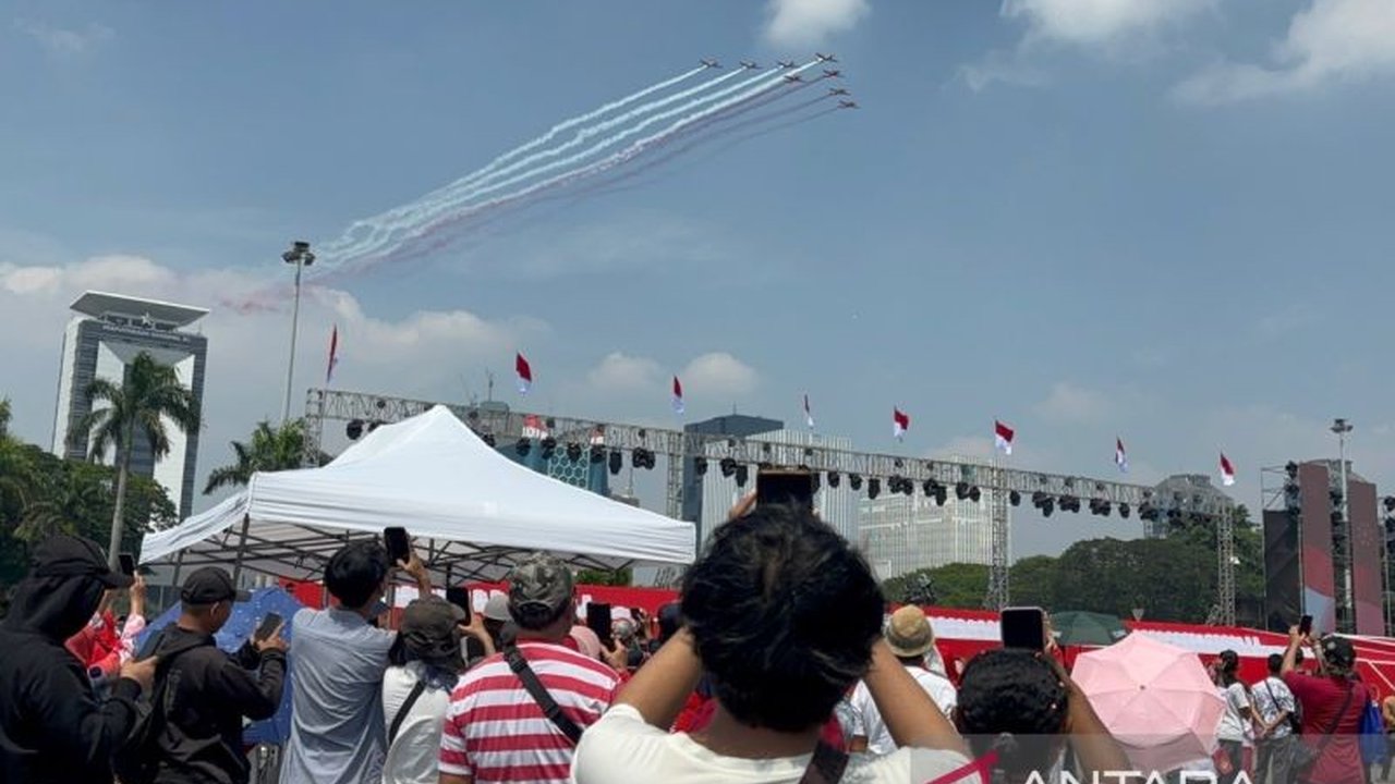Ribuan masyarakat memadati Monas untuk menyaksikan langsung atraksi pesawat tempur yang memukau, menampilkan kehebatan dirgantara Indonesia dan menutup perayaan dengan bendera 80 tahun kemerdekaan RI.
