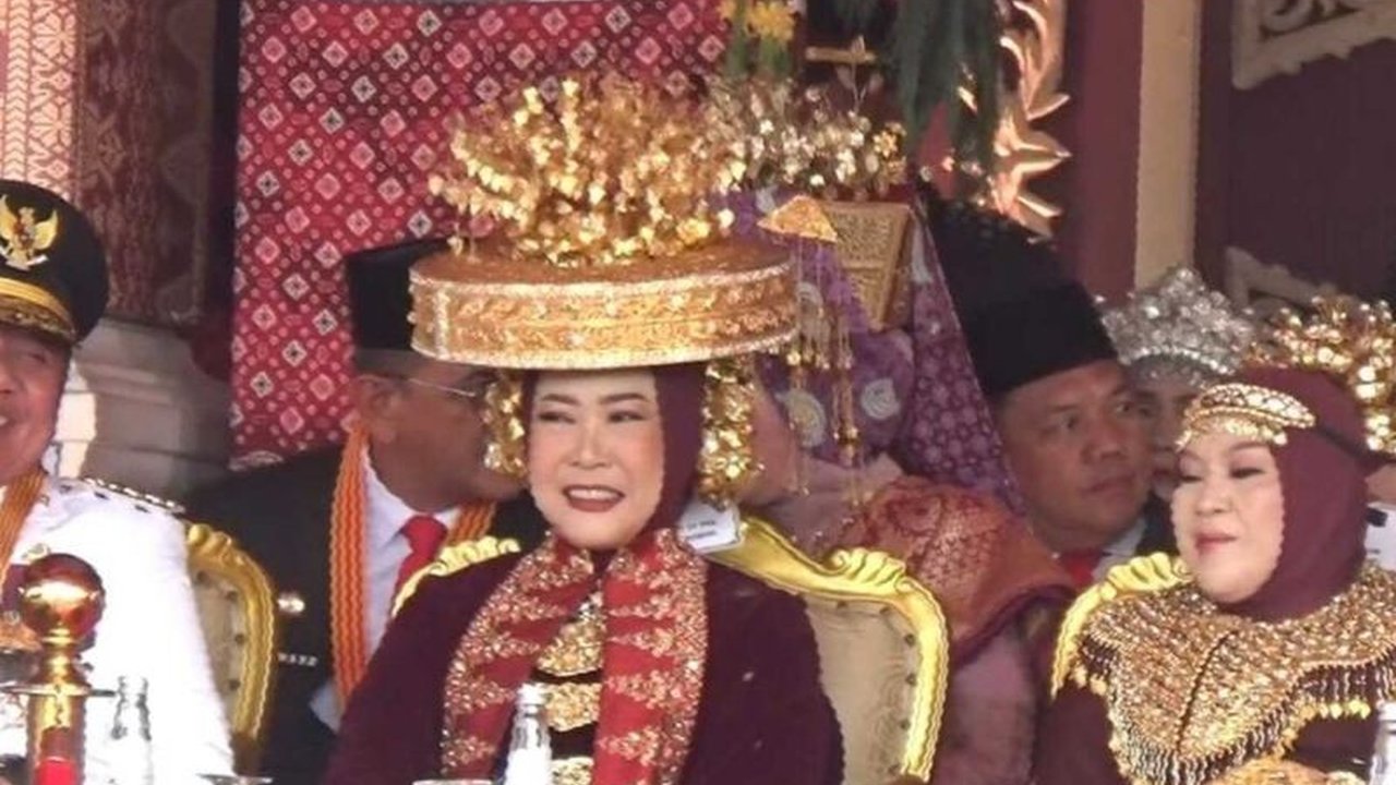 Gubernur Sumatera Selatan, Herman Deru, mewajibkan penggunaan pakaian adat pada upacara Peringatan HUT RI. Hal ini bukan hanya busana biasa, melainkan benteng kebudayaan lokal yang penting.