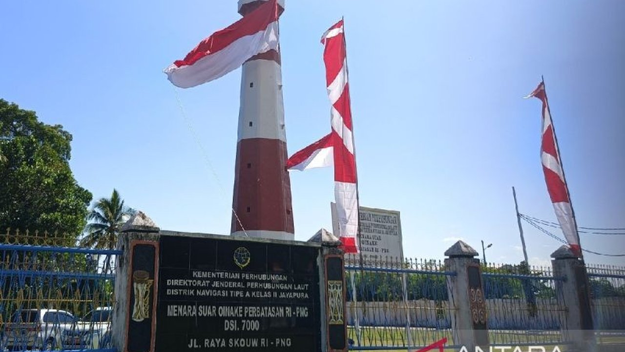 Peringatan Kemerdekaan di Perbatasan RI-PNG diwarnai pengibaran bendera raksasa dan antusiasme warga, menegaskan komitmen menjaga kedaulatan bangsa.