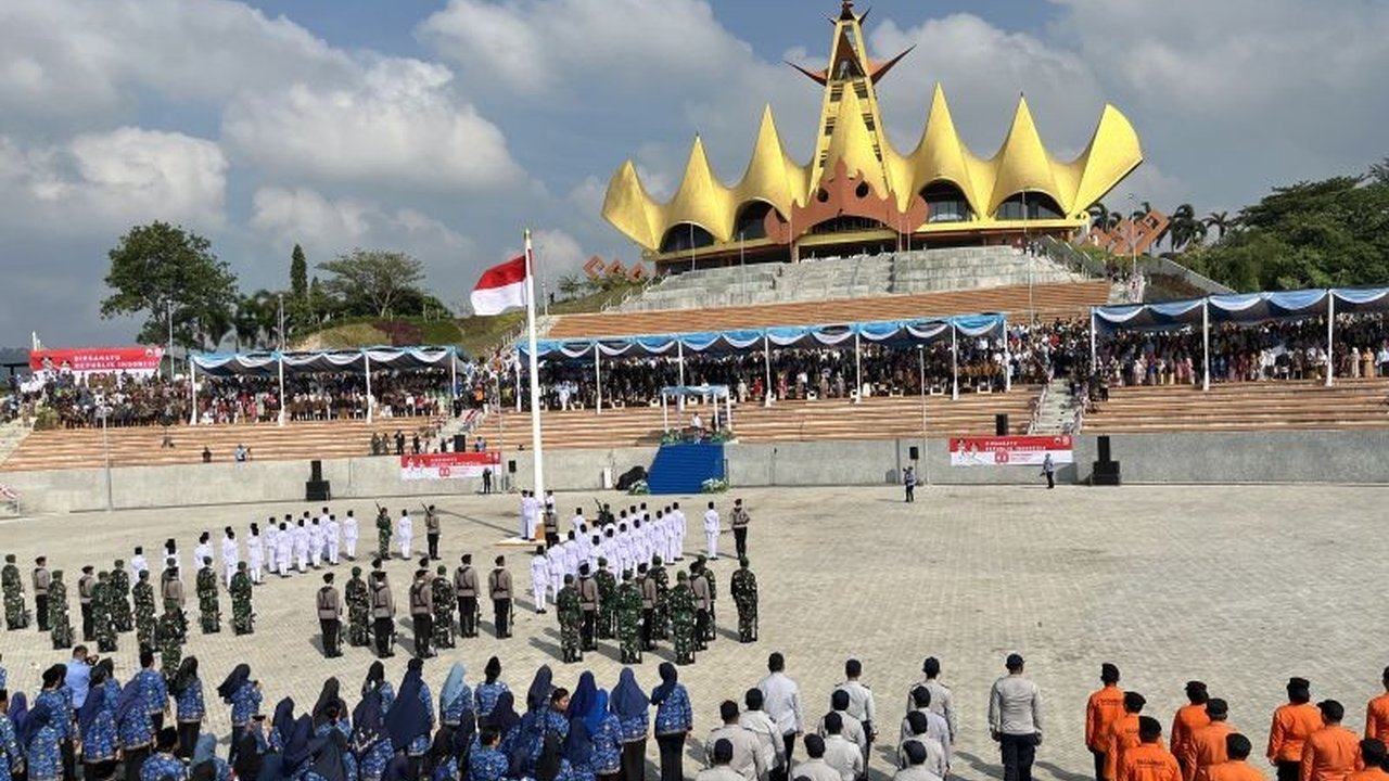 Pemerintah Kabupaten Lampung Selatan sukses menggelar upacara HUT RI ke-80 di Menara Siger, titik nol Pulau Sumatera. Momen sakral ini juga jadi ajang promosi wisata.