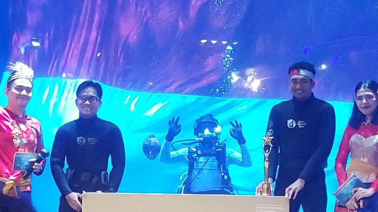 Rayakan HUT RI ke-80, Bendera Merah Putih Raksasa berukuran 5x6 meter dibentangkan di dalam air Jakarta Aquarium, diiringi tarian tradisional dan lomba 17-an bawah air.