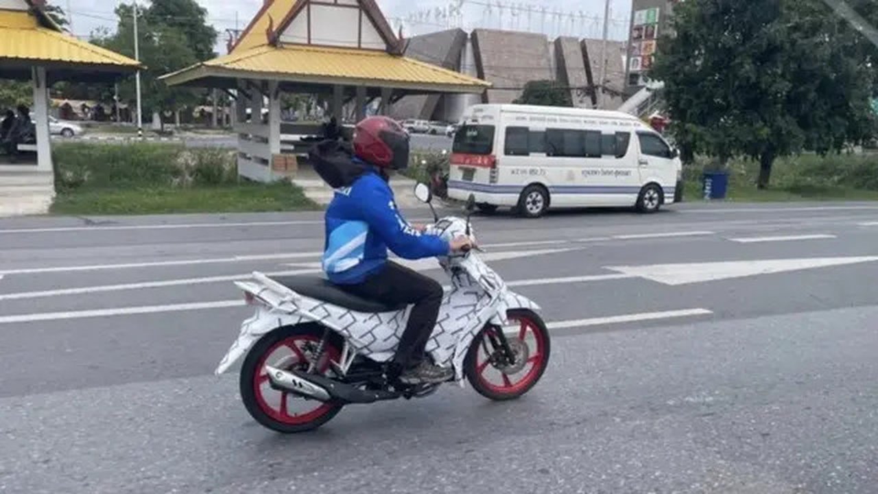 Sepeda motor berbalut kamuflase yang diduga kuat Suzuki Smash terbaru tertangkap kamera tengah uji jalan di Thailand.