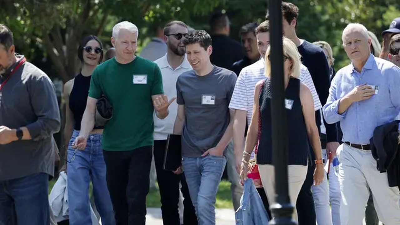 CEO OpenAI, Anderson Cooper dan Sam Altman berjalan Bersama setelah menghadiri sesi pagi selama konferensi tahunan Allen & Co Sun Valley di Sun Valley, Idaho pada 11 Juli 2024. (KEVORK DJANSE