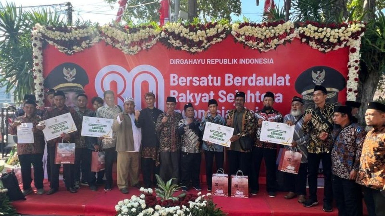 Lima belas Eks Napiter menunjukkan komitmen kebangsaan dengan khidmat mengikuti upacara HUT ke-80 RI di Surabaya, menandai keberhasilan program deradikalisasi dan harapan baru.