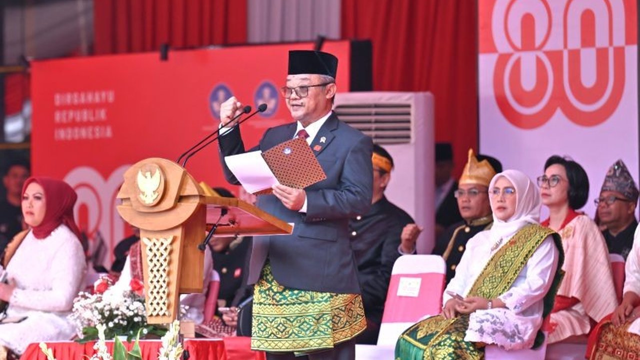 Dalam peringatan HUT ke-80 RI, Mendikdasmen Abdul Mu'ti serukan persatuan dan gotong royong sebagai kunci kemajuan bangsa, mengajak pembaca menyelami makna kemerdekaan.