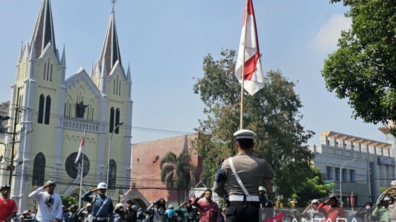 Ribuan warga dan aparat kepolisian di Kota Malang serentak memperingati detik-detik Proklamasi RI di jalan raya, sebuah momen langka yang memperkuat semangat nasionalisme.