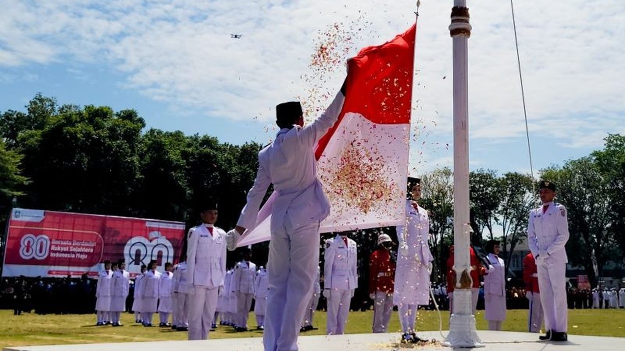 Bupati Situbondo Yusuf Rio Wahyu Prayogo pertama kalinya pimpin Upacara HUT ke-80 RI, mengajak seluruh elemen masyarakat mendukung visi misi demi kemajuan daerah.