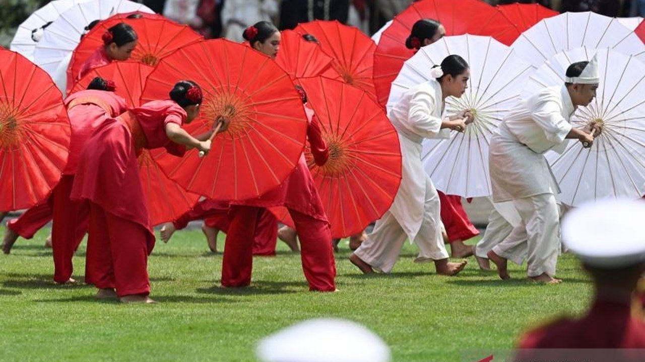 Lebih dari seribu penari dari seluruh penjuru negeri menampilkan kolaborasi epik di Istana Negara, menandai Perayaan Hari Kemerdekaan Indonesia ke-80. Simak kemegahan budayanya!
