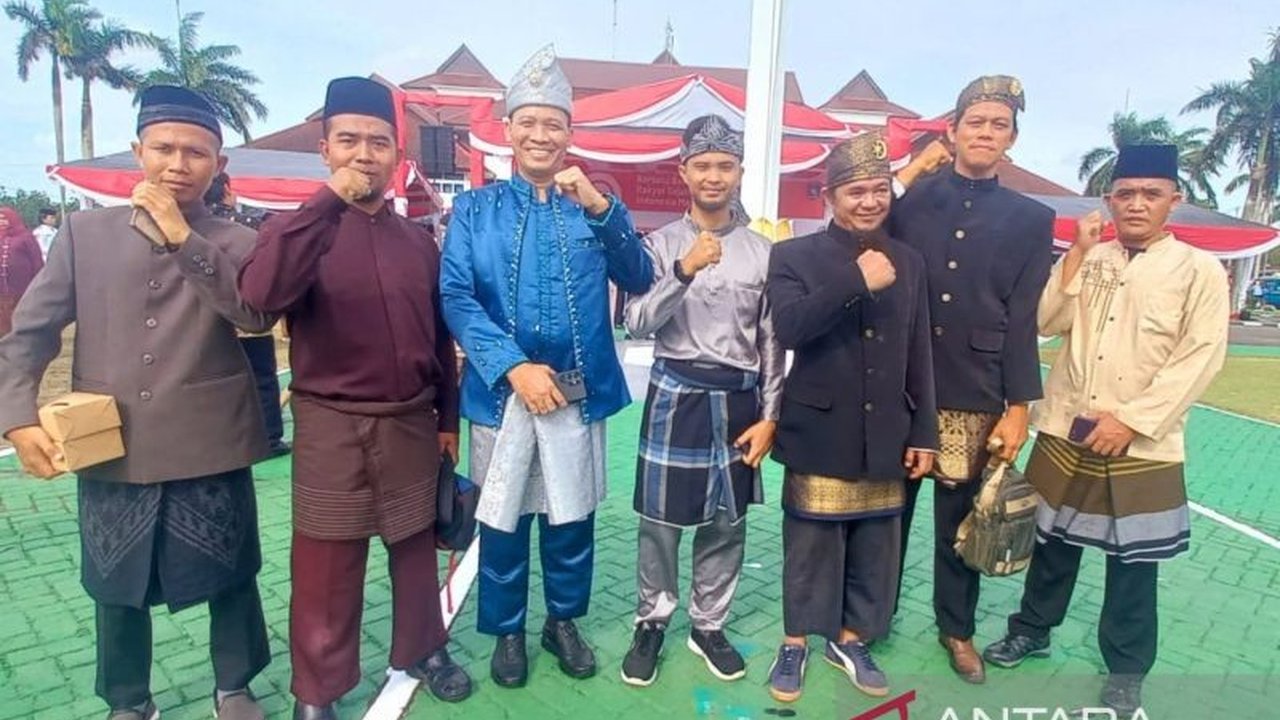 Enam mantan napi teroris di Bangka Belitung menciptakan sejarah baru dengan mengikuti Upacara HUT ke-80 RI. Ini menjadi bukti komitmen mereka kembali ke NKRI.