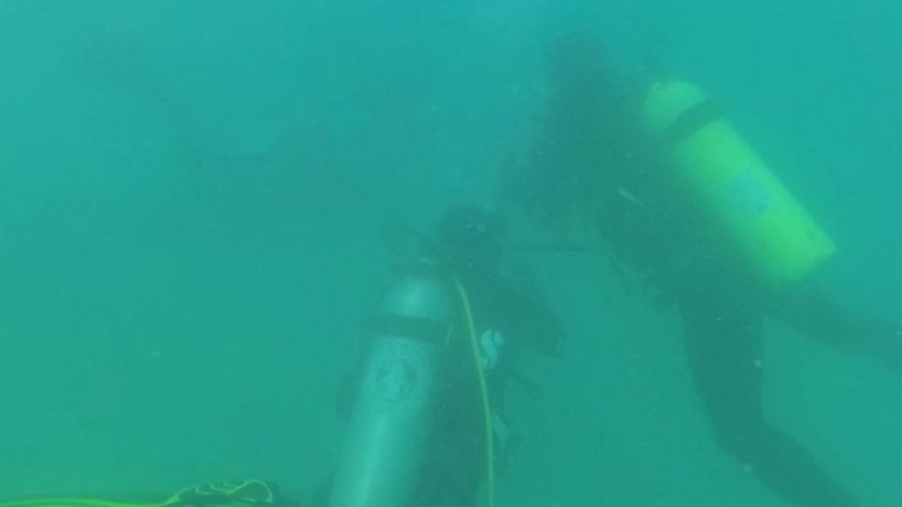 Momen Langka HUT ke-80 RI: Basarnas Bengkulu Kibarkan Bendera Raksasa 40x20 Meter di Bawah Laut Pulau Tikus